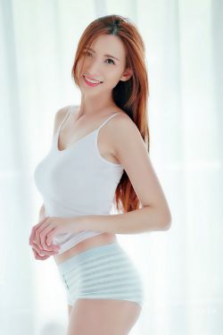 男人把手深进美女的内裤里